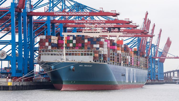 Das Containerschiff "Mol Treasure" liegt am Terminal am Burchardkai in Hamburg.