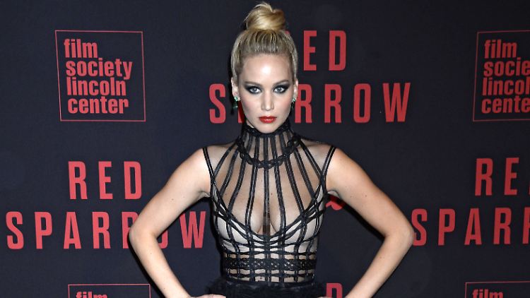 Für ihre Verlobungsfeier wählte Jennifer Lawrence ein weniger strenges Kleid als dieses.