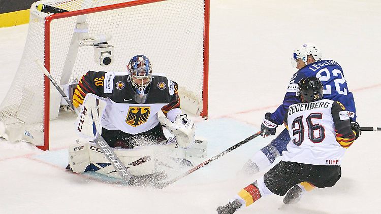 Philipp Grubauer stieß erst am Sonntag zum WM-Tross des DEB, nun droht der Weltklasse-Goale aber erstmal auszufallen.