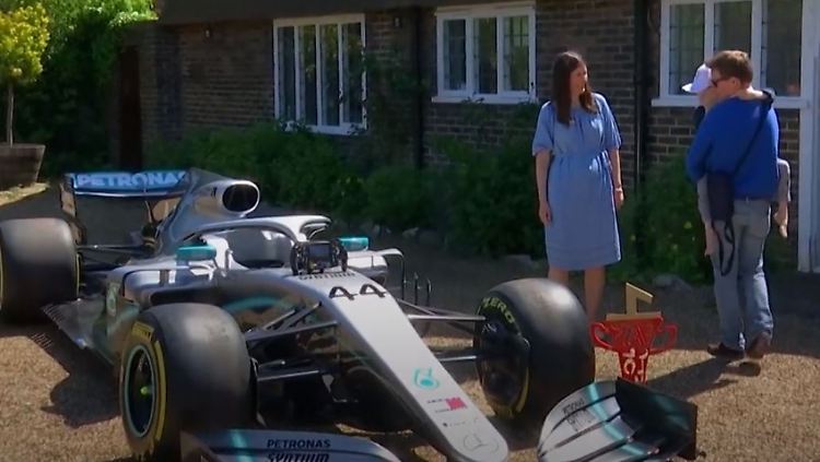 Formel 1 Hamilton verschenkt Jungen.JPG