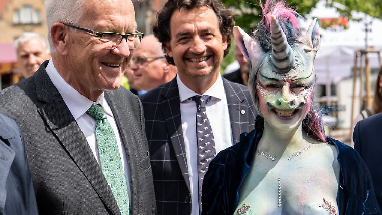 Linken-Stadträtin Cynthia Schneider neben Ministerpräsident Winfried Kretschmann (l.).