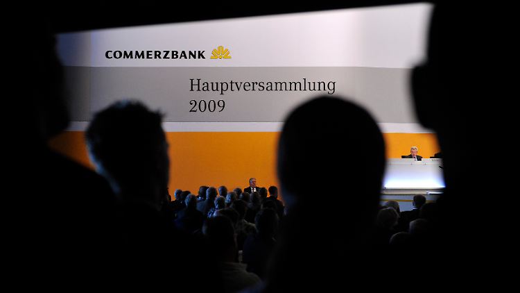Schicksalhafte Hauptversammlung: Der Bund muss die Commerzbank 2009 aus höchster Not retten. Die "Teilverstaatlichung" dauert an.