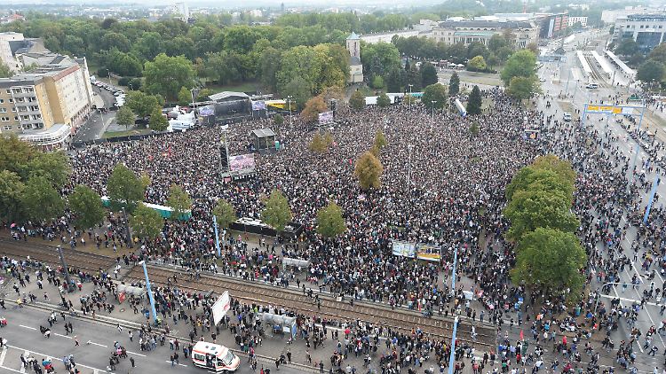 Zehntausende Besucher sahen sich Bands wie Die Toten Hosen und Kraftklub in Chemnitz an.