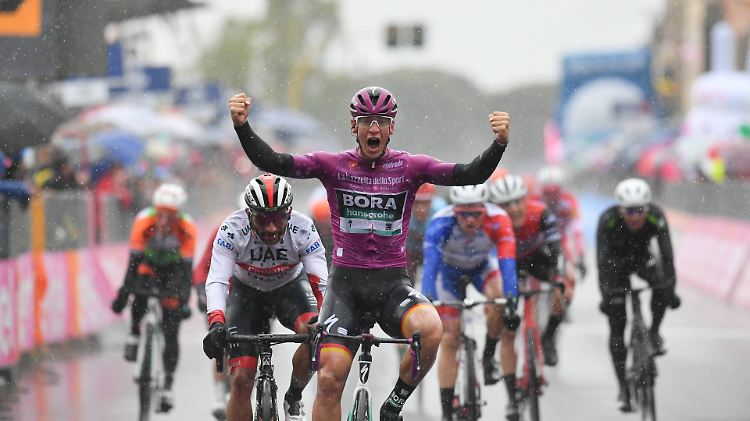 Pascal Ackermann darf wieder jubeln: "Es waren eigentlich zwei Sprints auf den letzten 250 Metern. Einmal musste ich rauskommen, zum Glück war dann Gaviria vorn. Das war für mich genau richtig."