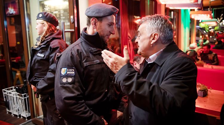 NRW-Innenminister Herbert Reul hat sich den Kampf gegen Clan-Kriminalität auf die Fahnen geschrieben.