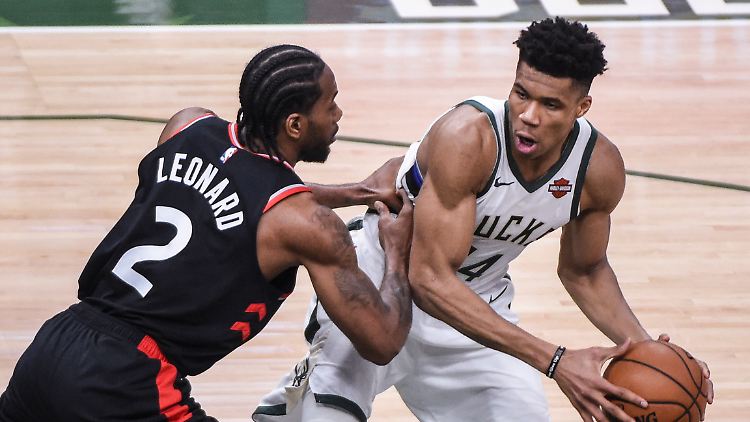 Giannis Antetokounmpo (r.) und seine Bucks legen im Duell mit Kawhi Leonard und den Raptors vor.