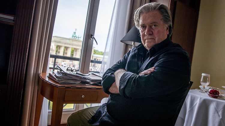 Stephen Bannon in seinem Hotelzimmer in Berlin.