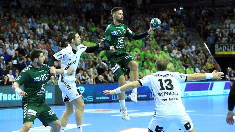 Fabian Wiede (am Ball) traf mit seinen Füchsen aus Berlin nicht nur in der Bundesliga, sondern auch beim Pokal-Finalturnier in Hamburg auf den THW Kiel. Gut möglich, dass sich beide Teams am Sonntag wieder gegenüber stehen.