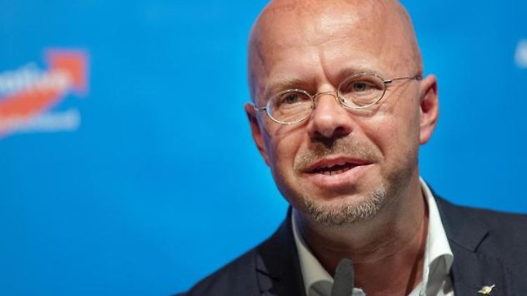 Andreas Kalbitz, Landesvorsitzender der AfD in Brandenburg, spricht bei einer Veranstaltung.