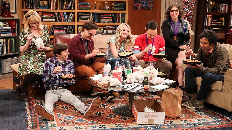 Ein letztes Mal zusammen auf der WG-Couch: Melissa Rauch, Simon Helberg, Johnny Galecki, Kaley Cuoco, Jim Parsons, Mayim Bialik und Kunal Nayyar (v.l.)