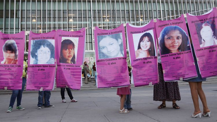 Angehörige demonstrieren in Ciudad Juarez mit den Fotos von Vermissten. Die Stadt gilt als "Welthauptstadt der Frauenmorde".