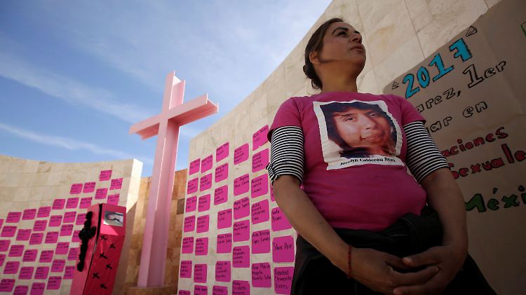 Eine Frau erinnert am internationalen Frauentag in Ciudad Juarez an ihre verschwundene Tochter und die Schicksale vieler anderer Frauen.