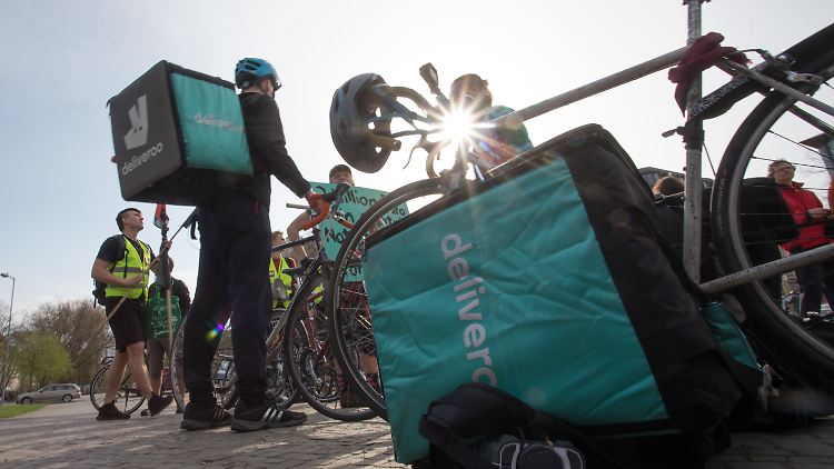 Ob die Fahrer, die regelmäßig gegen die schlechten Arbeitsbedingungen bei Deliveroo protestieren, auch einen Teil der 1,5 Milliarden Dollar sehen?
