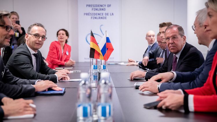Außenminister Heiko Maas und Russlands Minister Sergej Lawrow bei einem Treffen in Helsinki.