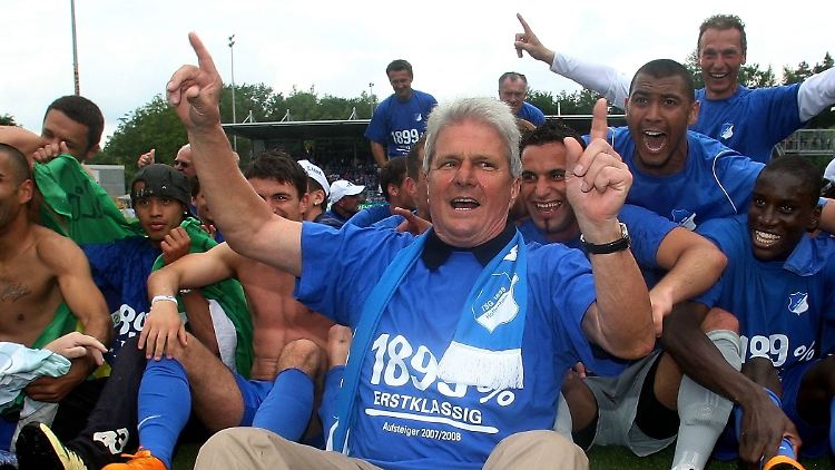 Mit Mäzen Dietmar Hopp feiert die TSG Hoffenheim vor elf Jahren den Aufstieg in die Bundesliga.