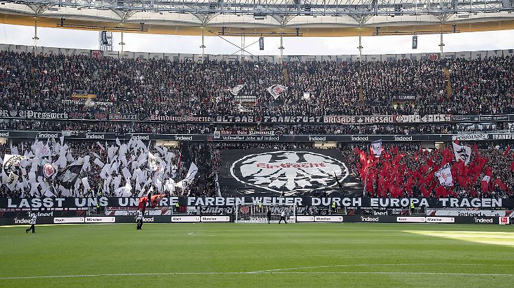 Dürfen die Fans von Eintracht Frankfurt ihre Farben künftig durch die Champions League tragen - oder fallen die Europa-Spiele der Hessen erstmal aus?