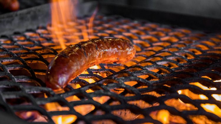 Manche Wurst könnte einsam werden auf dem Rost - denn das Grill-Vergnügen wird teurer.