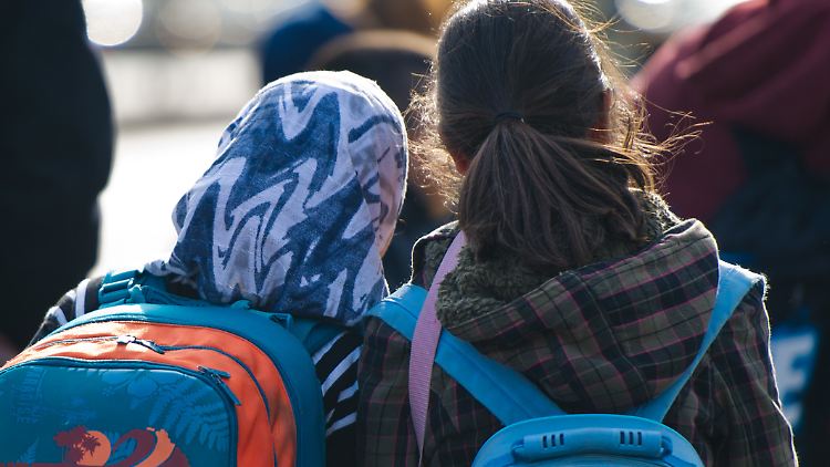 Verbieten oder nicht? Die Union prüft ein Kopftuchverbot an deutschen Grundschulen.