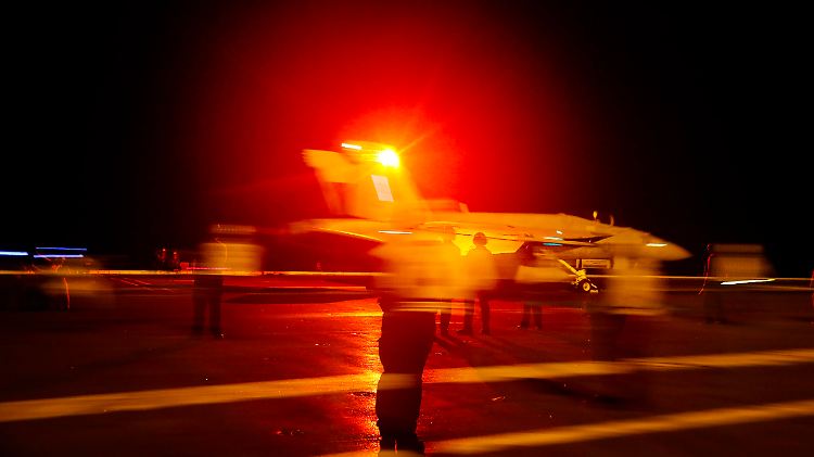 Eine F/A-18E Super Hornet startet vom Flugdeck des Flugzeugträgers "USS Abraham Lincoln".