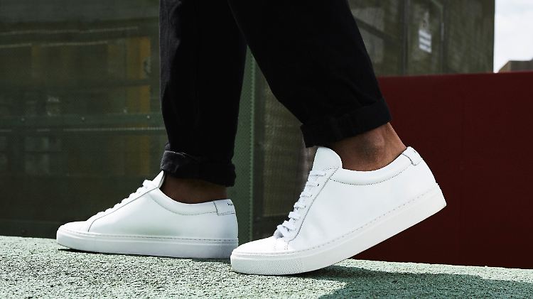 Weiße Sneaker - nichts Besonderes? Mitnichten, denn oft ist weniger nach wie vor mehr.  