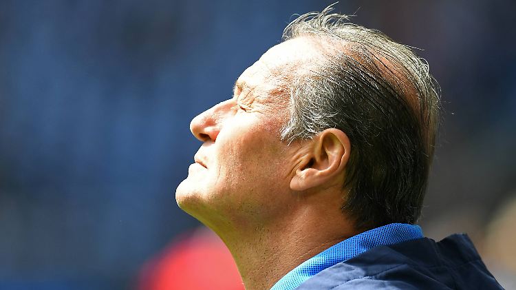 Huub Stevens ist Schalkes "Jahrhunderttrainer". Seine dritte Amtszeit in Gelsenkirchen konnte der Holländer aber selten genießen. Am Ende steht immerhin der Klassenerhalt.
