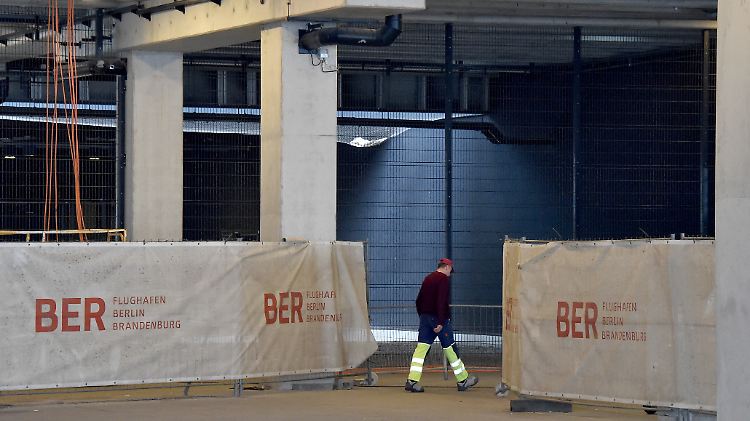 Allein nicht zu stemmen: Damit der zukünftige Flughafen-Umzug von Tegel nach Schönefeld reibungslos abläuft, werden 218 neue Mitarbeiter eingestellt.