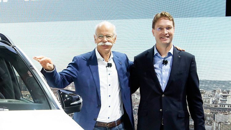 Dieter Zetsche (l) und Ola Källenius 2018 bei einer Präsentation in Paris.