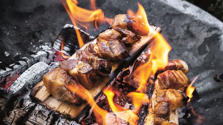 Hier wird das Schwein im wahrsten Sinne des Wortes von den Flammen geküsst.