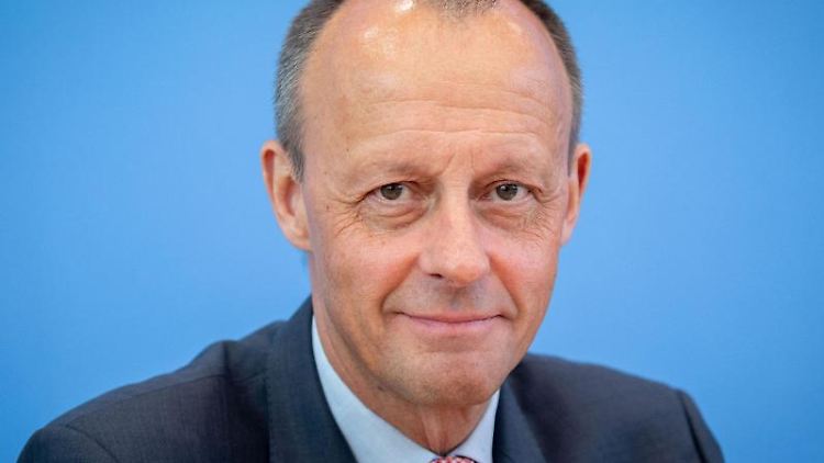 Friedrich Merz kritisiert mal wieder Angela Merkel.