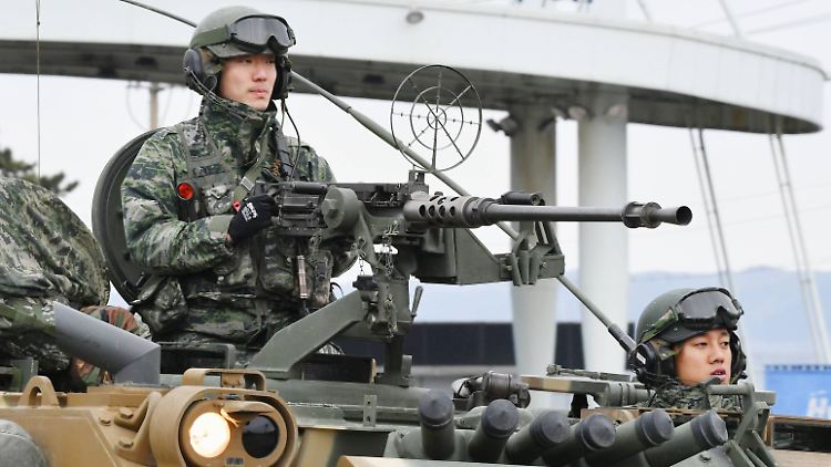 Südkoreanische Soldaten 2018 bei einer Waffenübung mit der US-Army: Trotz der Proteste aus Nordkorea verkaufen die USA Waffen an den Süden. 
