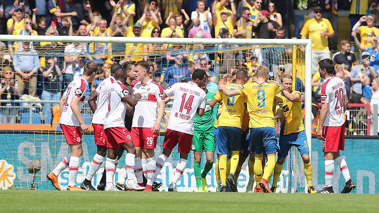 Das kann doch nicht sein:  Die Cottbuser reden auf  Schiedsrichter Daniel Schlager ein. Der hatte zuvor auf Handelfmeter für Eintracht Braunschweig entschieden.