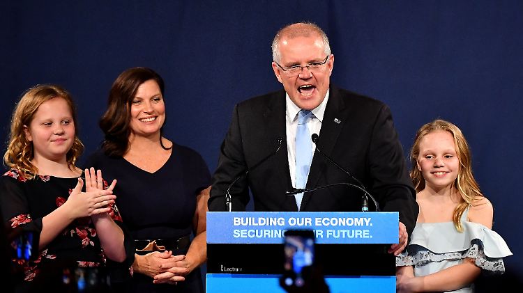 Australiens konservativer Premier Morrison freut sich im Familienkreis über das unerwartete Wahlergebnis. 