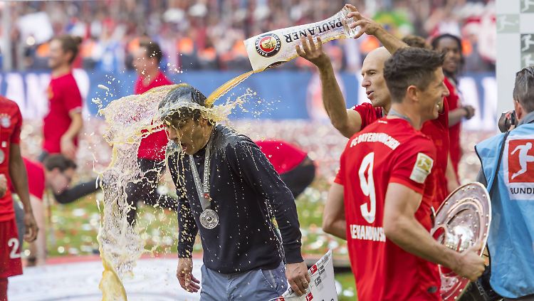 Das muss dann wohl so sein: Trainer Niko Kovac, Arjen Robben und viel Bier.