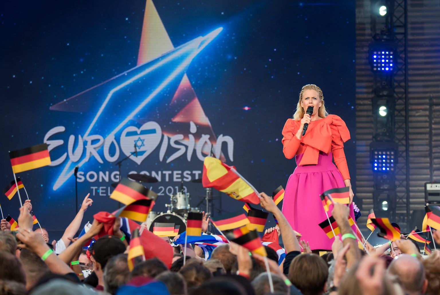 Es ist ein Abend der knalligen und extravaganten Auftritte. Doch am Ende siegt beim diesjährigen Eurovision Song Contest (ESC) in Israel ein getragener Titel mit eher schlichtem Bühnendesign. Während Barbara Schöneberger auf der Hamburger Reeperbahn ...