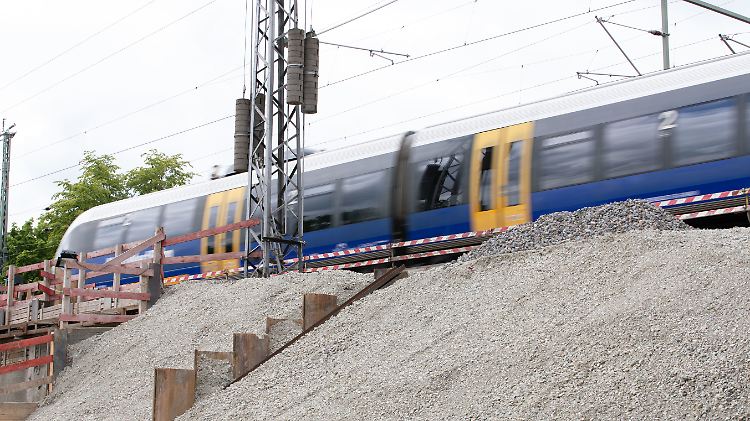 Osnabrück: Ein Zug fährt über eine alte Brücke, die mit Stahlbetonelementen erneuert wird.
