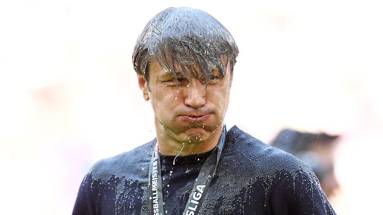 Die Bierdusche gehört dazu, doch der ganz große Jubel entfacht sich bei Niko Kovac nicht.