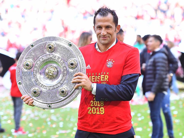 Salihamidzic mit der Meisterschale - die er nicht zuletzt Trainer Niko Kovac zu verdanken hat.