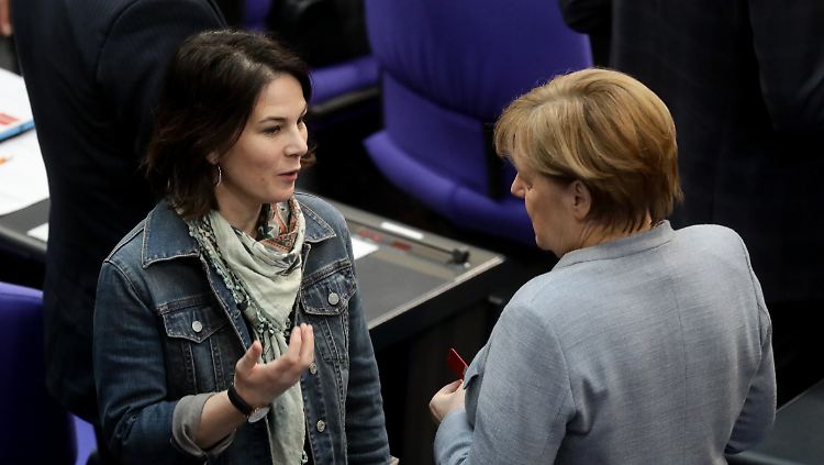 Bundeskanzlerin Angela Merkel und Grünen-Parteichefin Annalena Baerbock 2018 im Deutschen Bundestag.