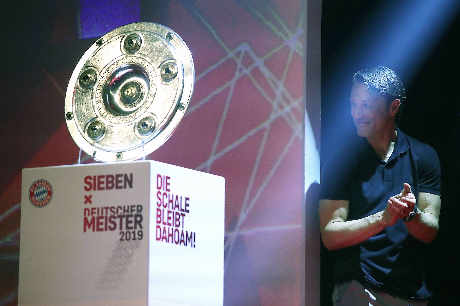 Da ist das Ding. Bayern-Trainer Niko Kovac wirft bei der Titelparty auf dem Münchener Nockherberg einen schüchternen Blick auf die Meisterschale. Seine erste als Trainer.