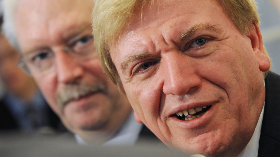 Bouffier (CDU, r) und sein Stellvertreter, der hessische Justizminister Hahn (FDP), ziehen eine positive 100-Tage-Bilanz.