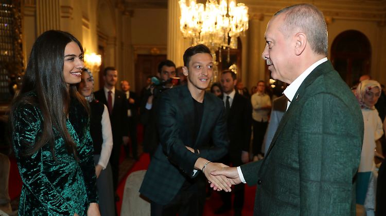 Mesut Özil und seine Verlobte Amine  Gülşe trafen Mitte Mai den türkischen Präsidenten Recep Tayyip Erdogan zum Dinner.