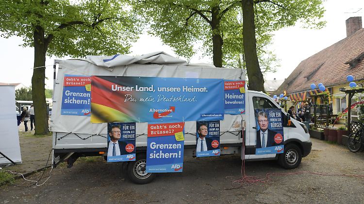 Wahlplakate zur Europawahl bei einem AfD-Fest in Berlin.