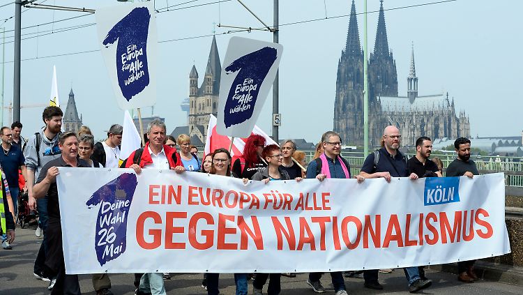 In Köln folgen etwa 45.000 Menschen dem Protest gegen Nationalismus in Europa.