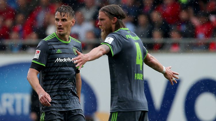Ratlos nach der Pleite: Die Fußballer des FC Ingolstadt müssen den Klassenerhalt über den Umweg Relegation klären.