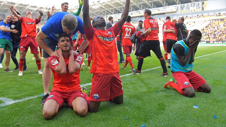 Dankbar für den Aufstieg in die Bundesliga: die Fußball-Helden des SC Paderborn.