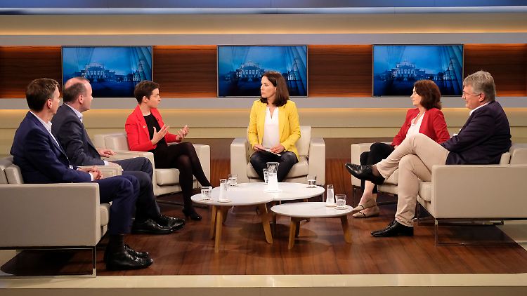 Anne Will (M.) und ihre Gäste Martin Knobbe, Manfred Weber, Ska Keller, Katarina Barley sowie Jörg Meuthen (v.l.).  