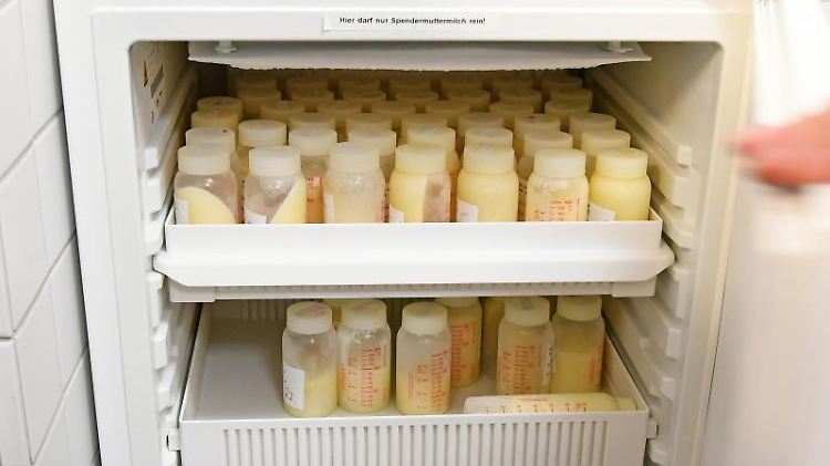 In einem Kühlschrank in einem Kinderkrankenhaus stehen Fläschchen mit Muttermilch (Archivbild).