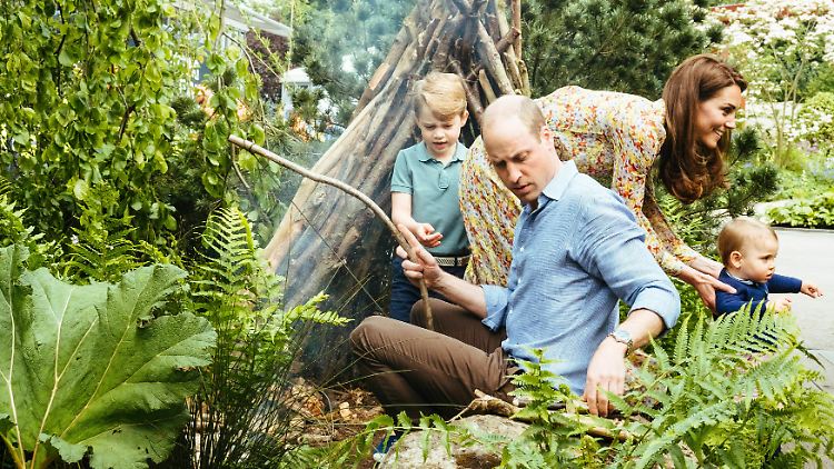 Prinz William und Herzogin Kate spielen mit ihren Kindern im Garten, damit sie glückliche und gesunde Erwachsene werden.