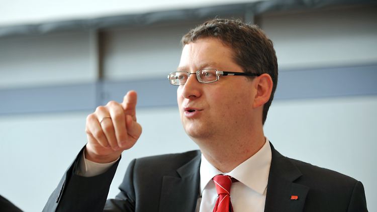 Für Schäfer-Gümbel ist Bouffier ein "Frühstücksministerpräsident, der das Land durch eine rosa Brille sieht".