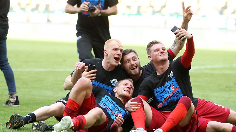 Schnell ein Foto: Paderborns Marlon Ritter mit seinen Kollegen in Dresden.